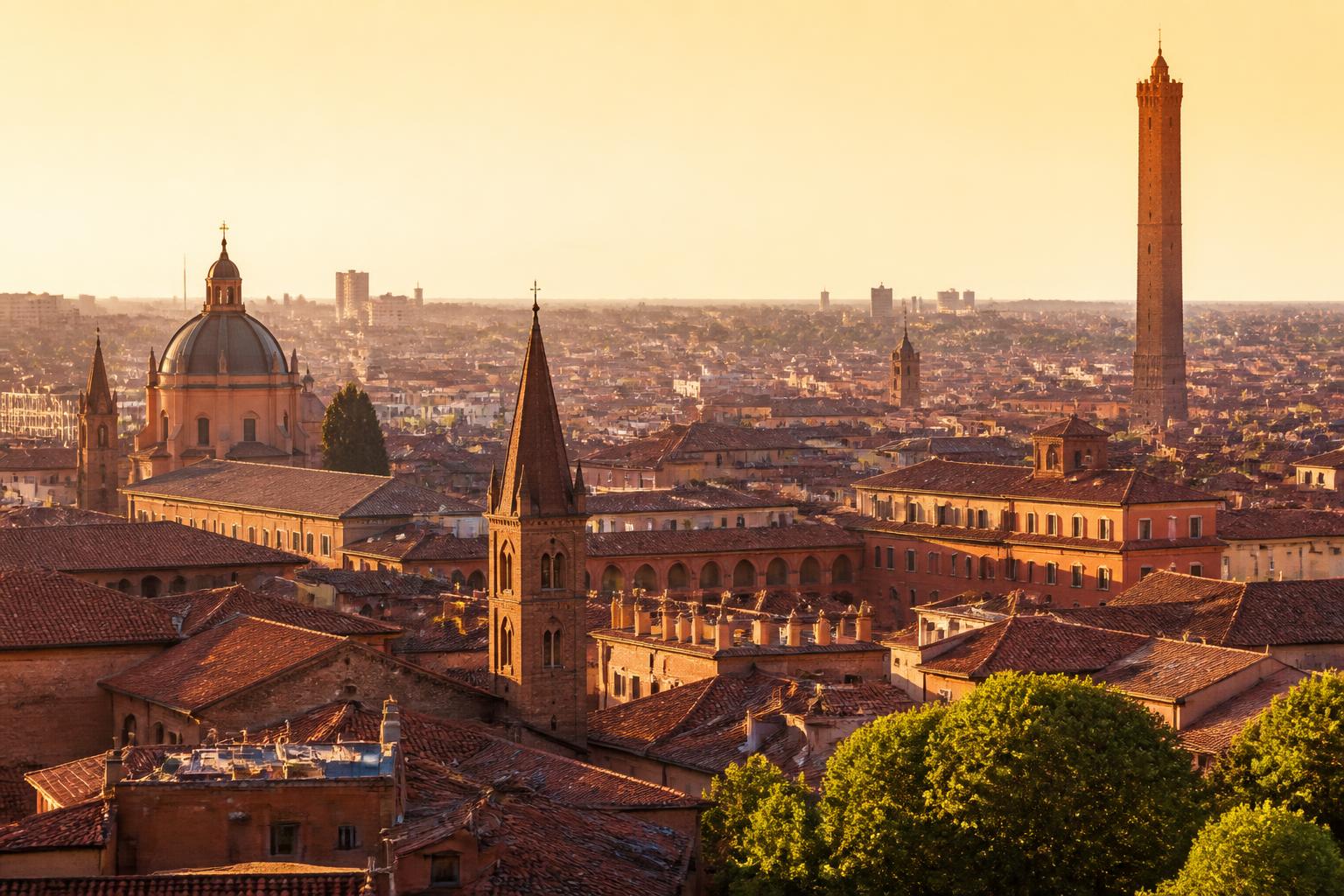 Vista di Bologna al tramonto con tetti e torri, sede operativa dell'Accademia